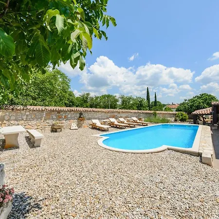 Vakantiehuis With Private Pool Suna