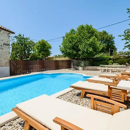 بيت للعطل With Private Pool Suna Višnjan