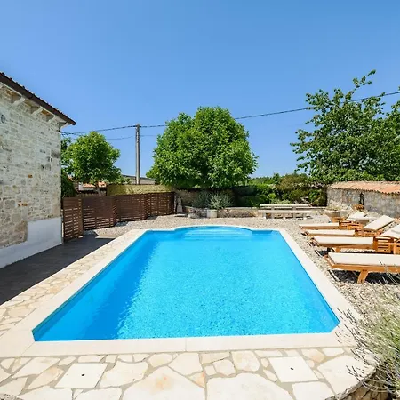 With Private Pool Suna Višnjan