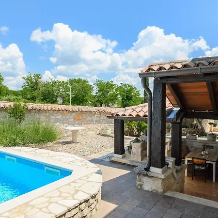 With Private Pool Suna בית נופש